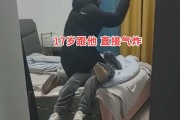 男子出轨19岁女孩被抓包，视频曝光，网友：原配这么漂亮为啥还找